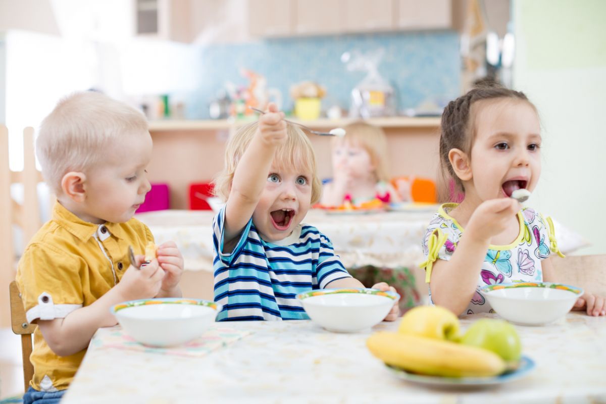 Deputații discută alimentația copiilor în școli și grădinițe: Bătaie de joc. Foto simbol: totuldespremame.ro