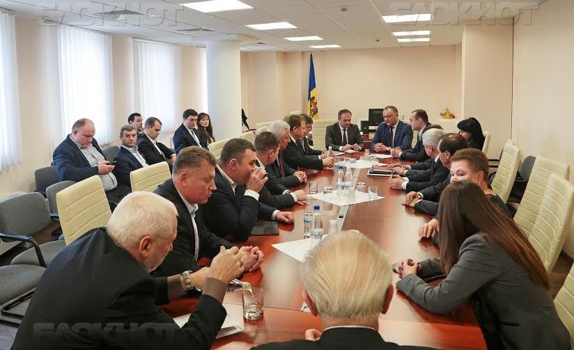 Сегодня на встрече с лидерами парламентских фракций вручили Андриану Канду проект решения.