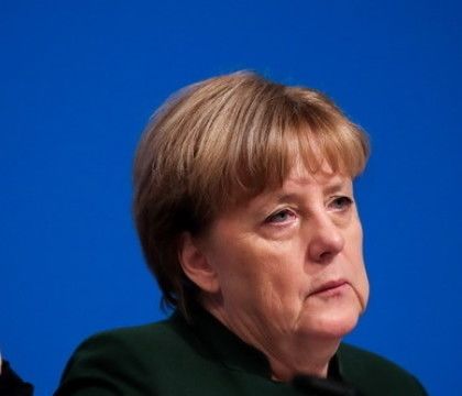 Angela Merkel a inceput sa se distanteze de hotararile care au costat-o popularitatea.
