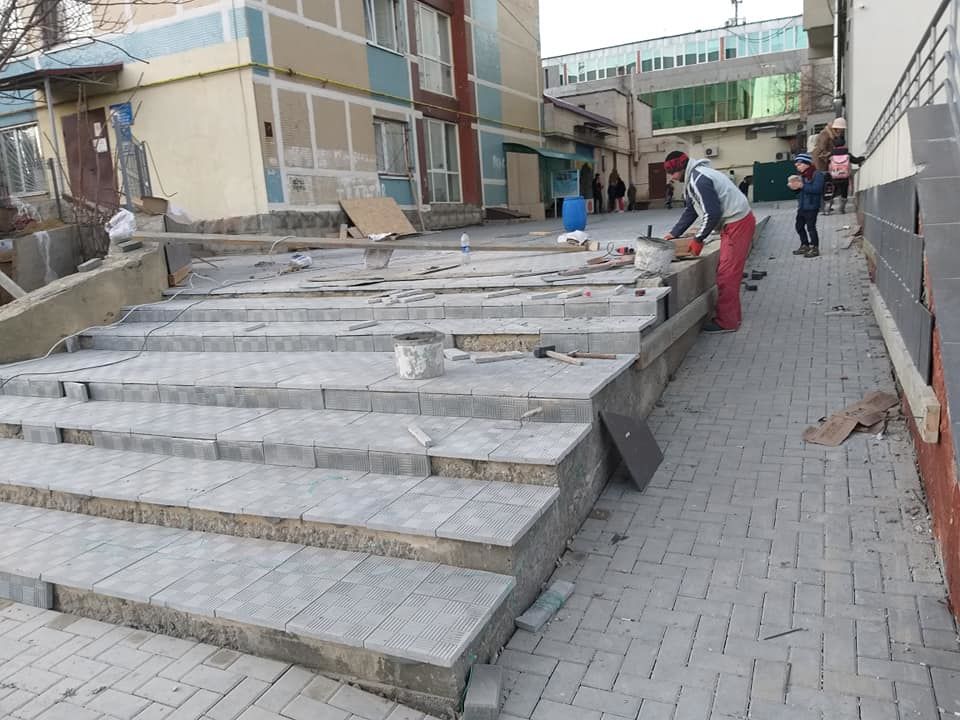 На Ботанике завершаются работы по благоустройству территории медцентра.