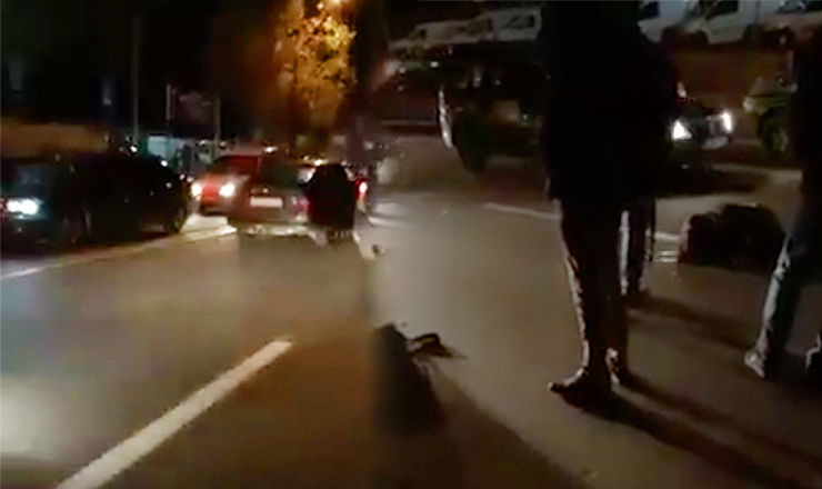 Un bărbat de 56 de ani se află în stare gravă după ce a fost lovit de o maşină. 