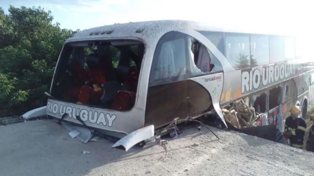 Accident cu un microbuz ce transporta juniori: 2 morţi şi 16 răniţi. Foto: digisport.ro