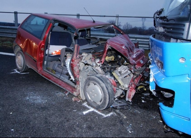 Grav accident rutier în Italia. O moldoveancă și-a pierdut viața după ce s-a izbit cu mașina într-un autobuz, scrie știrilocale.md.