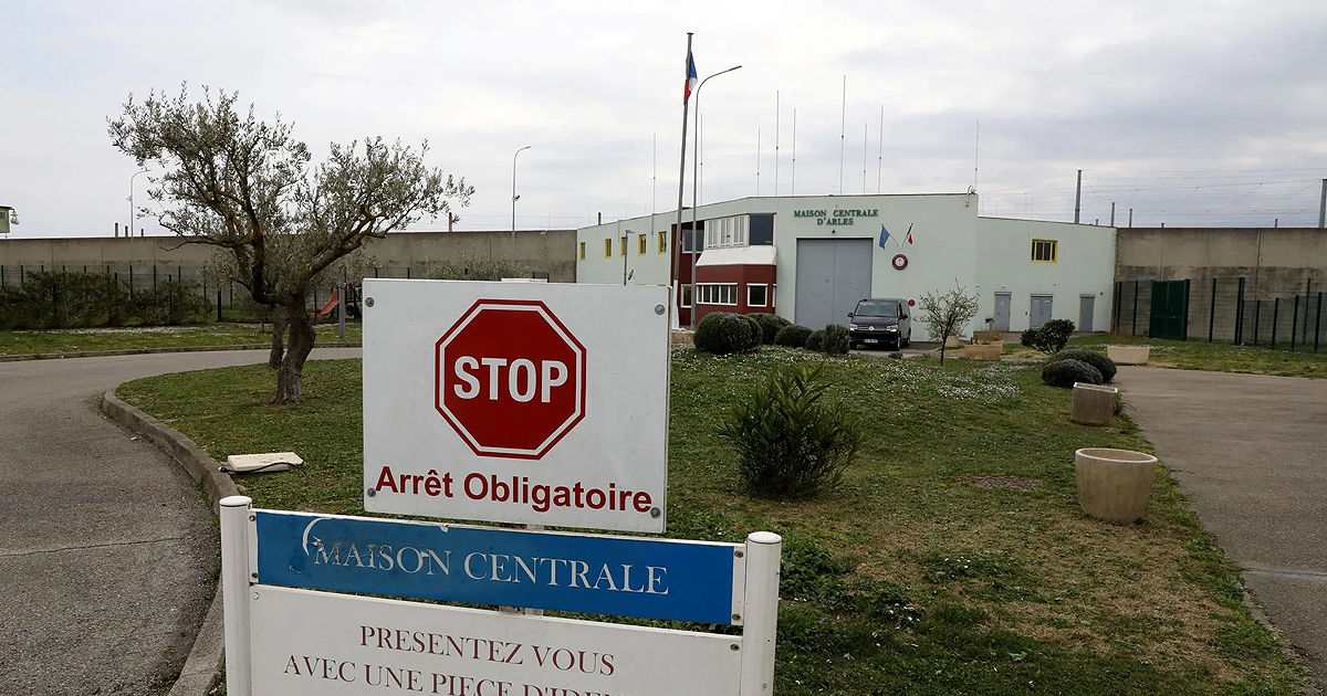 Un deținut a luat ostatici într-o închisoare franceză din Arles.