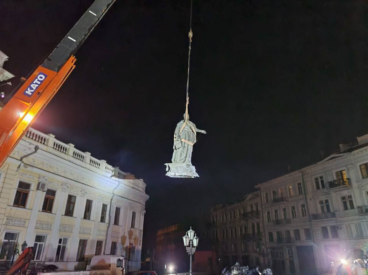 Демонтаж памятников Екатерине II и Суворову в Одессе завершен.