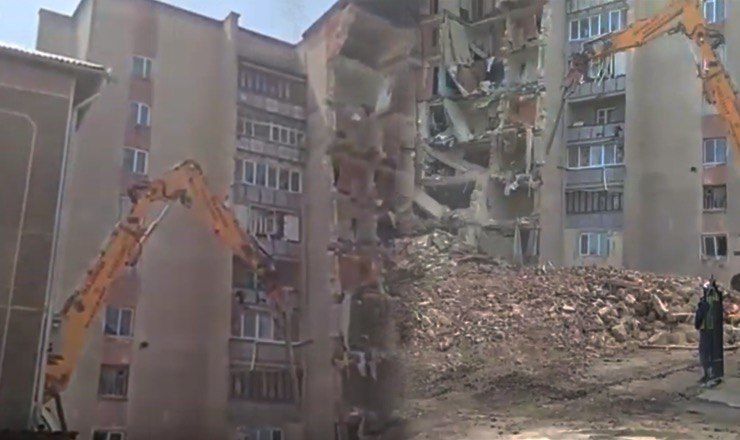 В Атаках идет снос поврежденного дома.