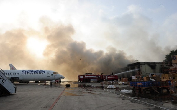 Aeroportul din Karachi - cel mai mare din Pakistan - a fost tinta unui atac lansat de un grup de indivizi inarmati, deghizati in politisti.