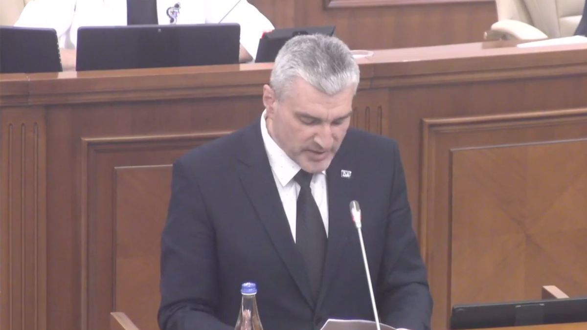 Текст вотума недоверия кабмину был зачитан при выключенном микрофоне.