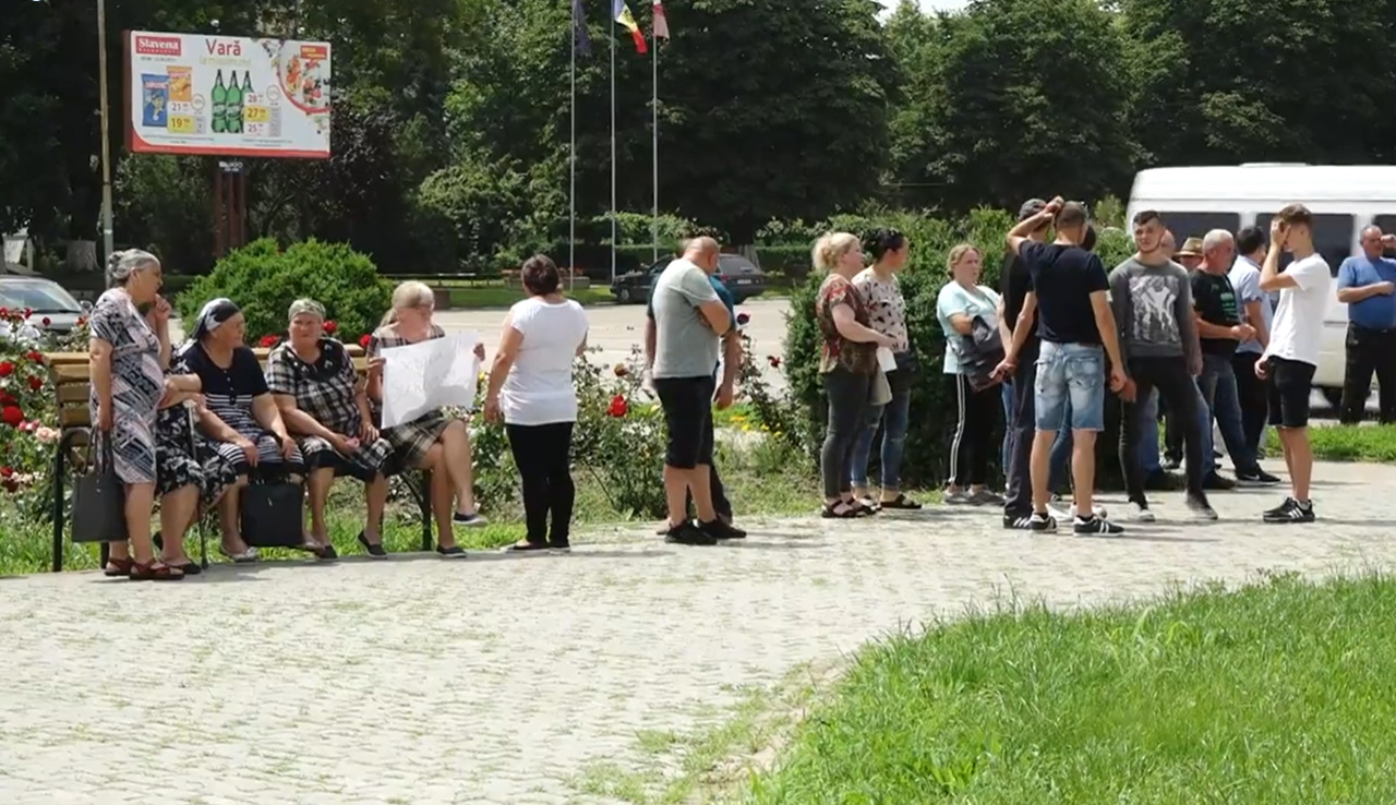 Односельчане мэра Макарешт организовали протест перед судом в Унгенах.