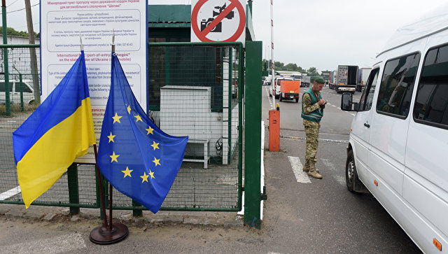 На польском заводе украинцев заставили носить желто-синюю форму. Фото: AFP