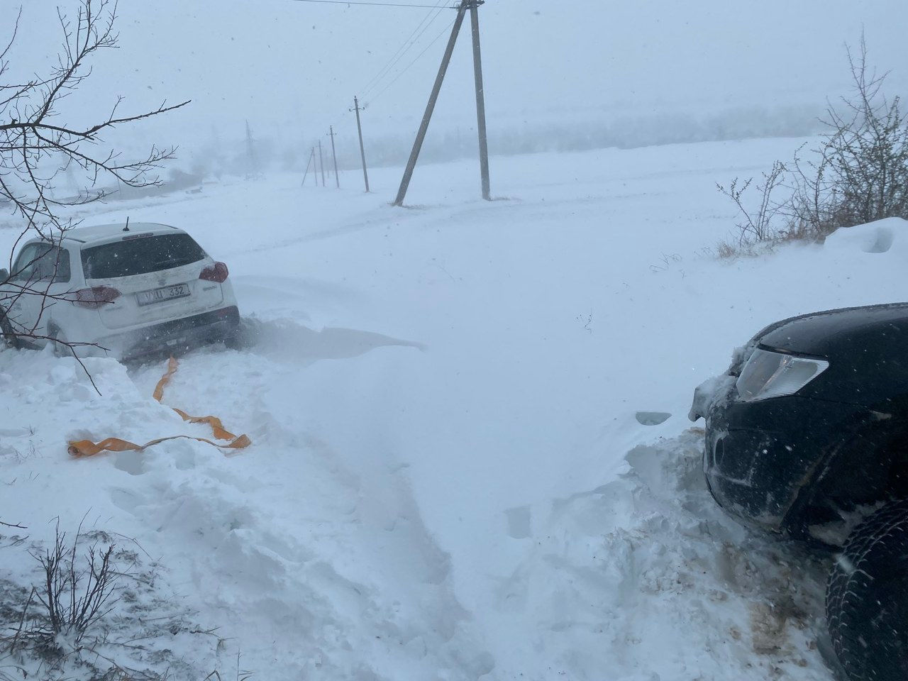 Около 13 тысяч потребителей в 36 населенных пунктах оставались в понедельник отключенными от электроэнергии.