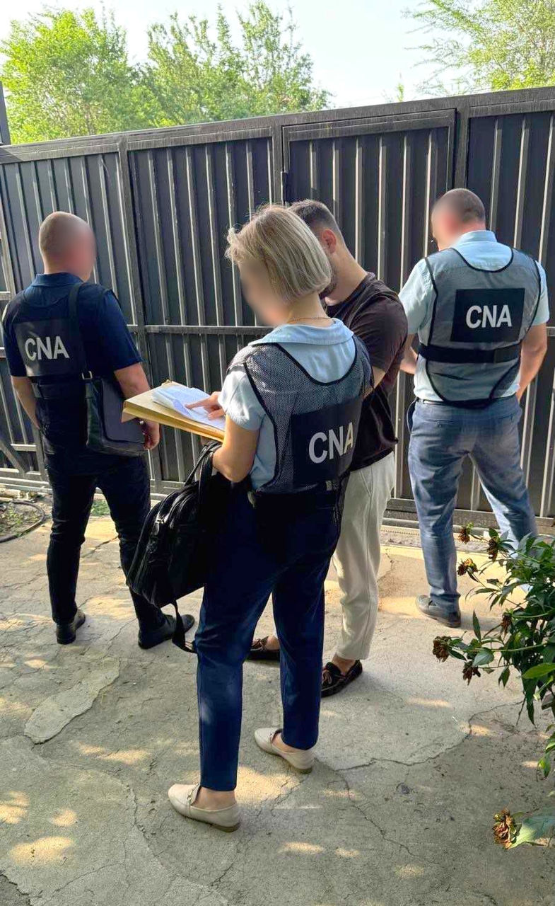 Четыре человека задержаны по делу об извлечении выгоды из влияния.
