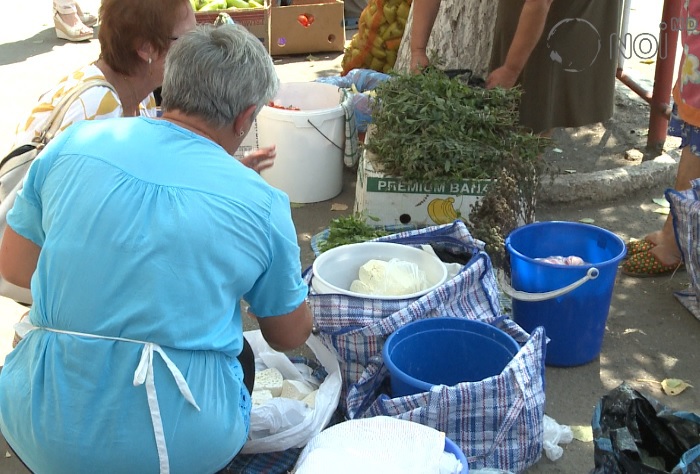 La peste 35 de grade la umbră, gențile cu lactate stau expuse printre legume și fructe.