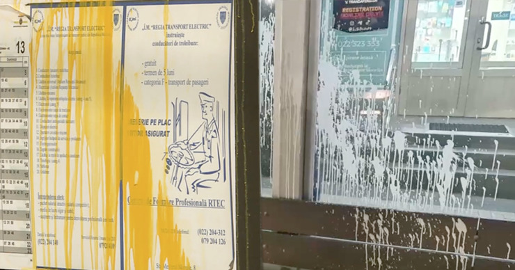 За одну ночь в Кишинёве разгромили семь остановок. Коллаж: Point.md
