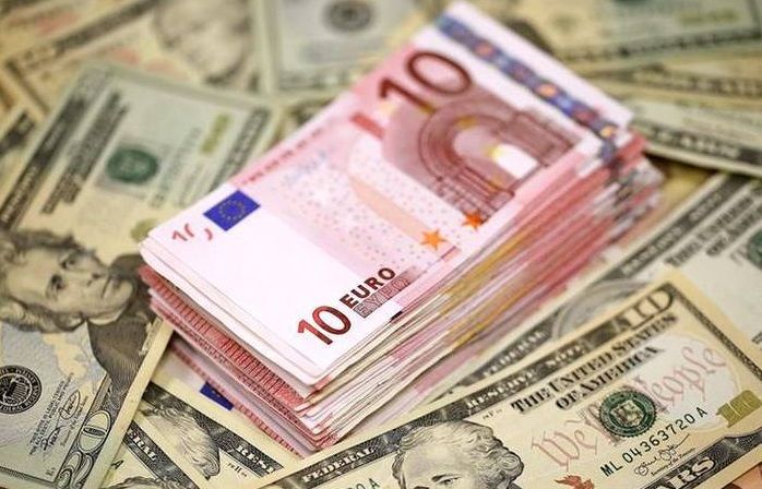 Евро и доллар продолжают дешеветь.