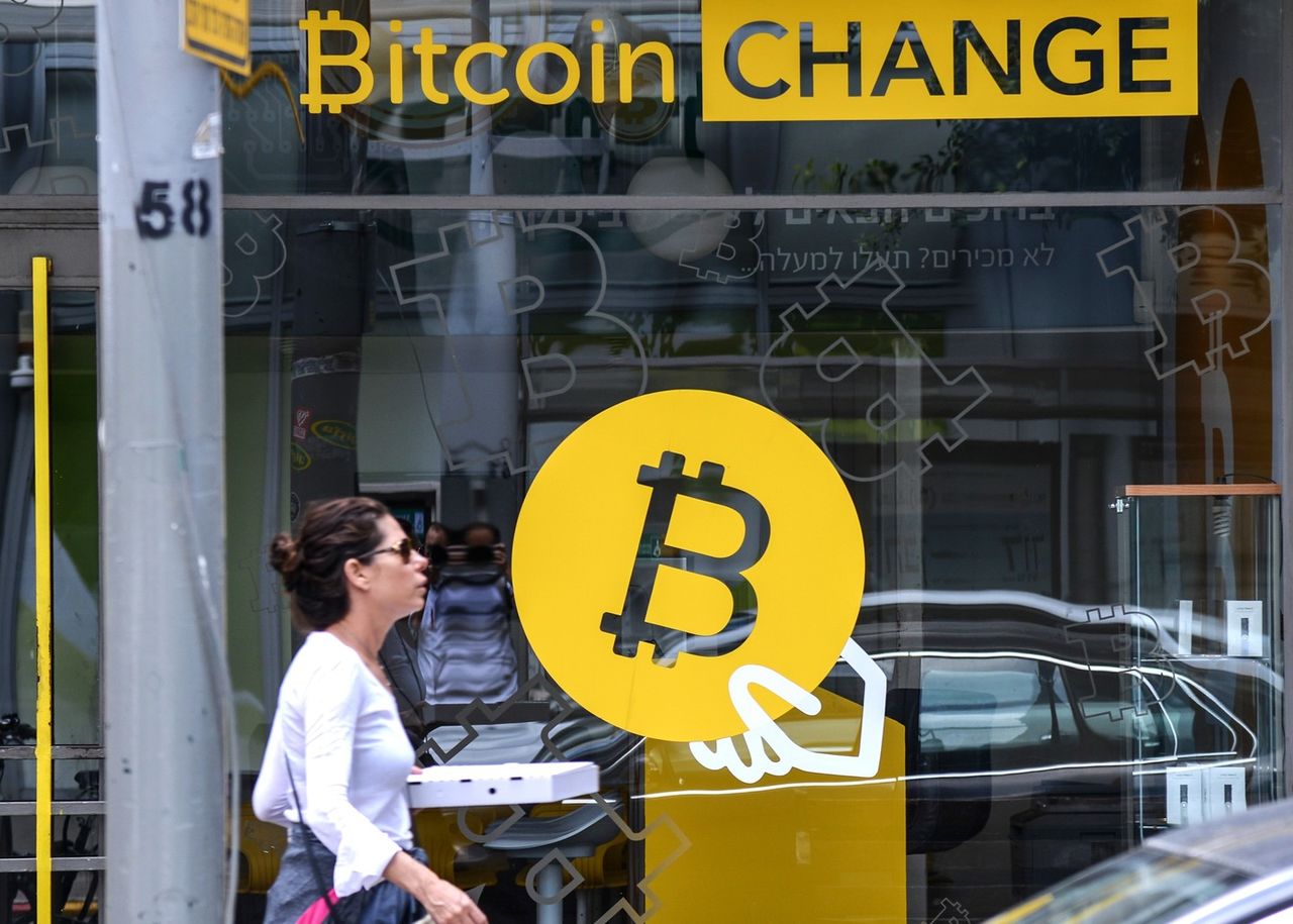 По данным портала CoinMarketCap, цена биткоина 27 мая опустилась на 2,64% — до $7,334 тыс. 