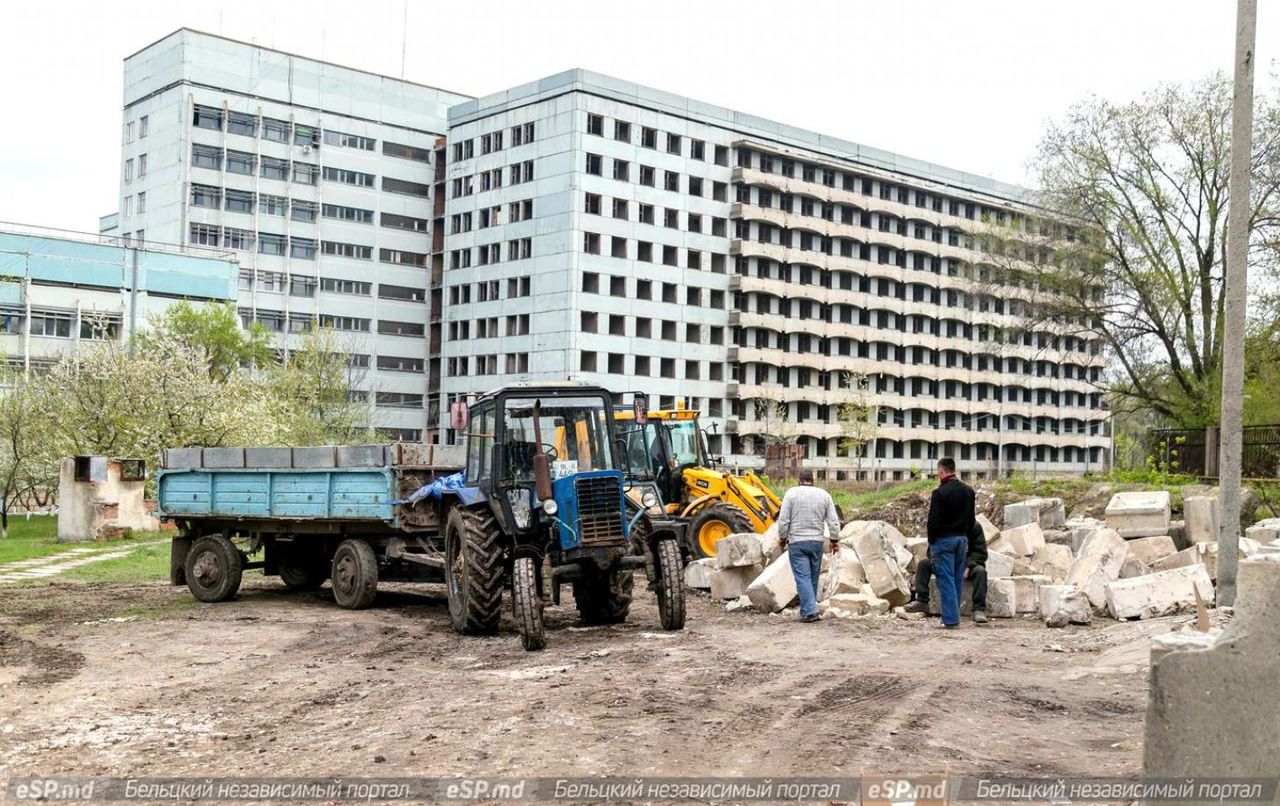На месте будущей парковки расчищают площадку, въезд на неё будет с улицы Колесова.