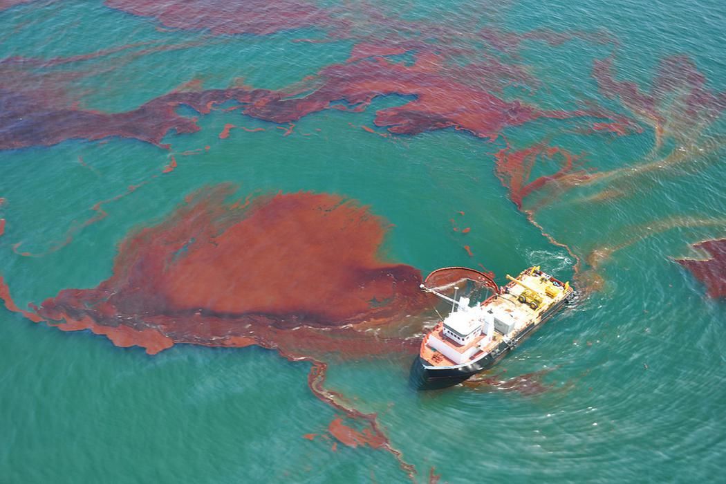В Калифорнии водолазы нашли предполагаемое место прорыва нефтепровода.
