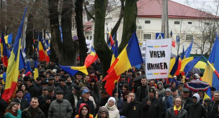 Astfel, Piața Marii Adunări Naționale din capital s-a transformat preț de câteva ore într-un tricolor uriaș.