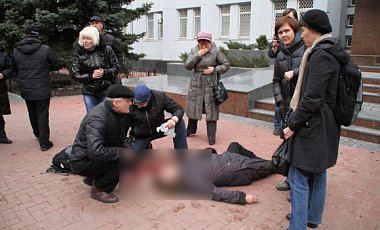 Люди штурмовали центральный вход СБУ, женщина была впереди.