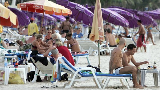 Thailanda a interzis fumatul pe plajele sale.
