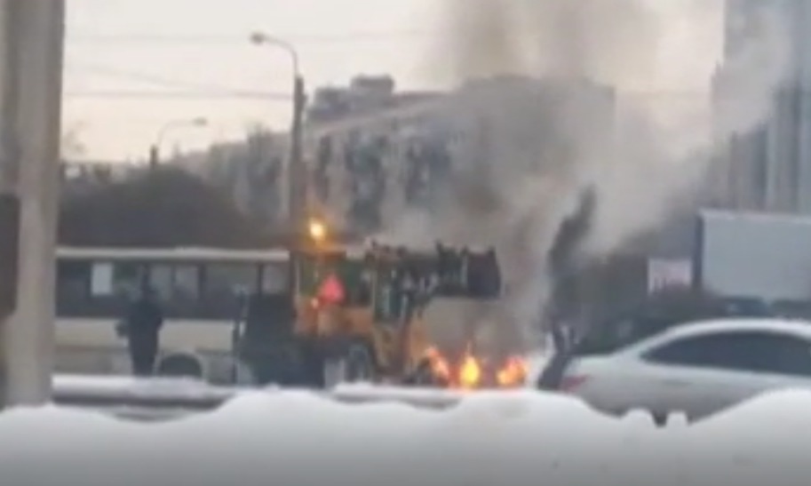 Şoferul unui excavator, pompier erou pentru câteva minute. Foto: Captură video