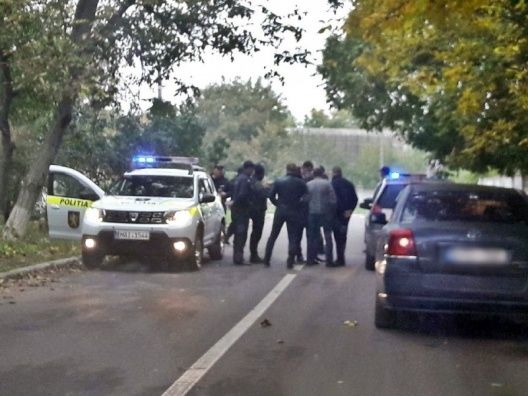 Троих мужчин подозревают в даче ложных показаний против сотрудников полиции.