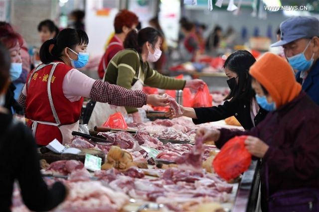 В Китае обнаружили следы COVID-19 на импортных продуктах питания.