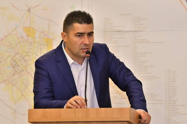 Советник от фракции Парии Социалистов Динарий Кожокару.