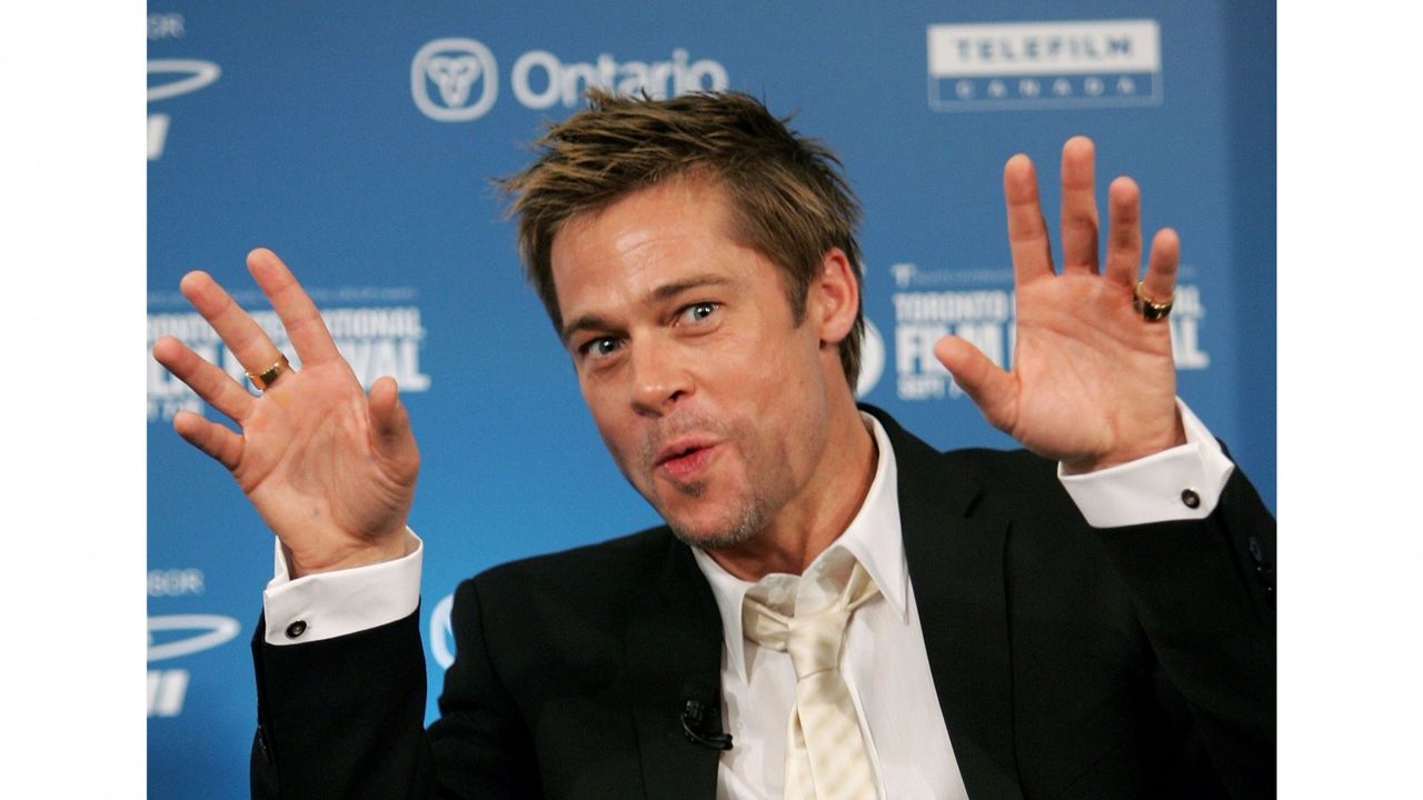 Divorțul de Angelina îi priește! Brad Pitt umblă cu două femei . Foto: download-wallpaper.net