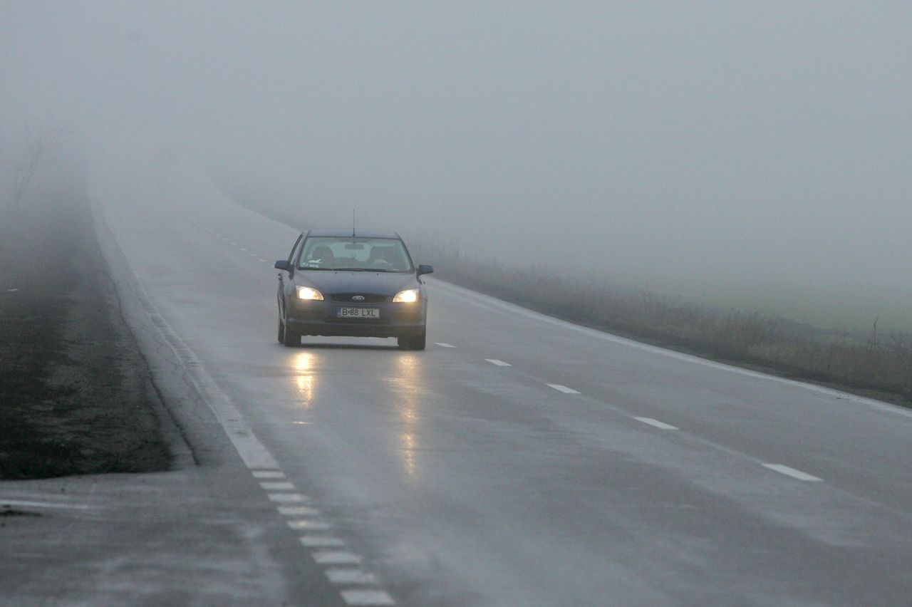 Începând cu 1 noiembrie și până la 31 martie, conducătorii auto sunt obligași să circule pe timp de zi cu luminile de întâlnire aprinse.