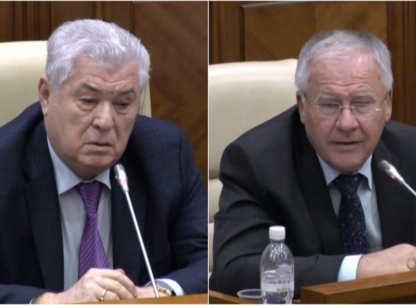 Vladimir Voronin, a ținut astăzi să-l felicite pe președintele de onoare al PDM, Dumitru Diacov, cu ocazia lărgirii fracțiunii. Foto: protv.md