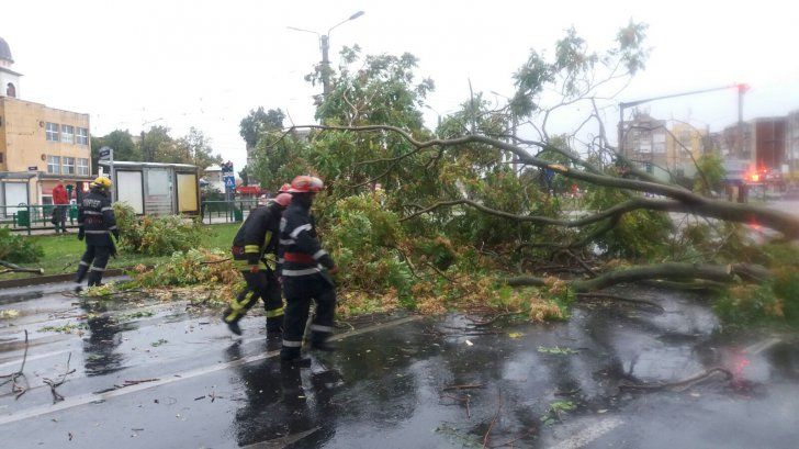 Bilanţ sumbru după furtuna din România: 137 de răniţi şi 8 morţi. Foto: realitatea.net
