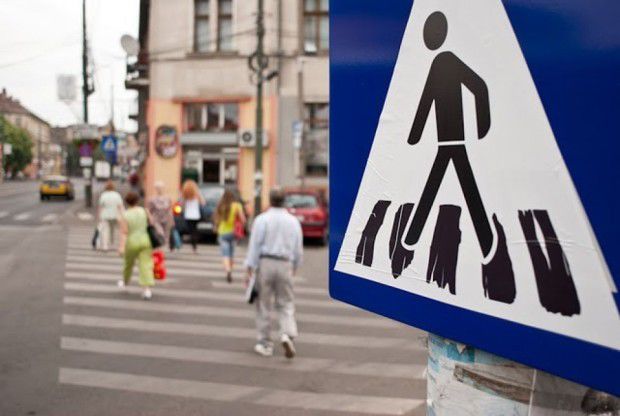 Pietonii se plâng că din cauza maşinilor parcate aiurea, nu au pe unde să meargă. Foto: diez.md
