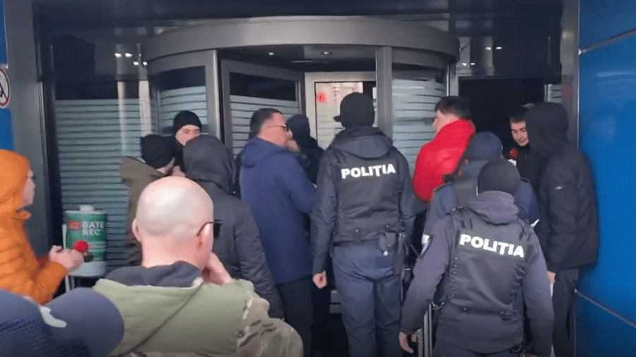Десятки жителей пригорода Дурлешты устроили акцию протеста у здания Apă-Canal Chișinău. 