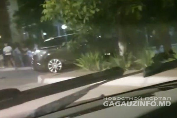 Ночью в Комрате автомобиль снес столб и знак дорожного движения.