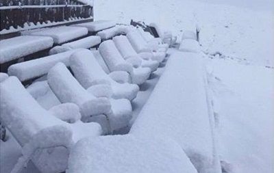 В Швейцарии выпал снег. 