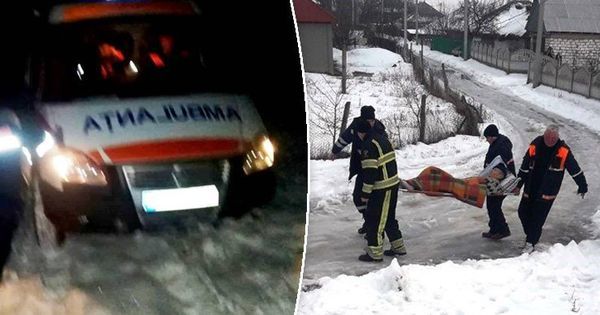 Из-за гололеда машины скорой помощи добираются к пациентам при помощи спасателей.