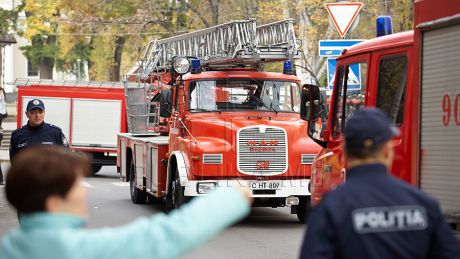 Un apartament este în flăcări în sectorul Botanica al Capitalei. Incendiul a izbucnit la etajul 13.