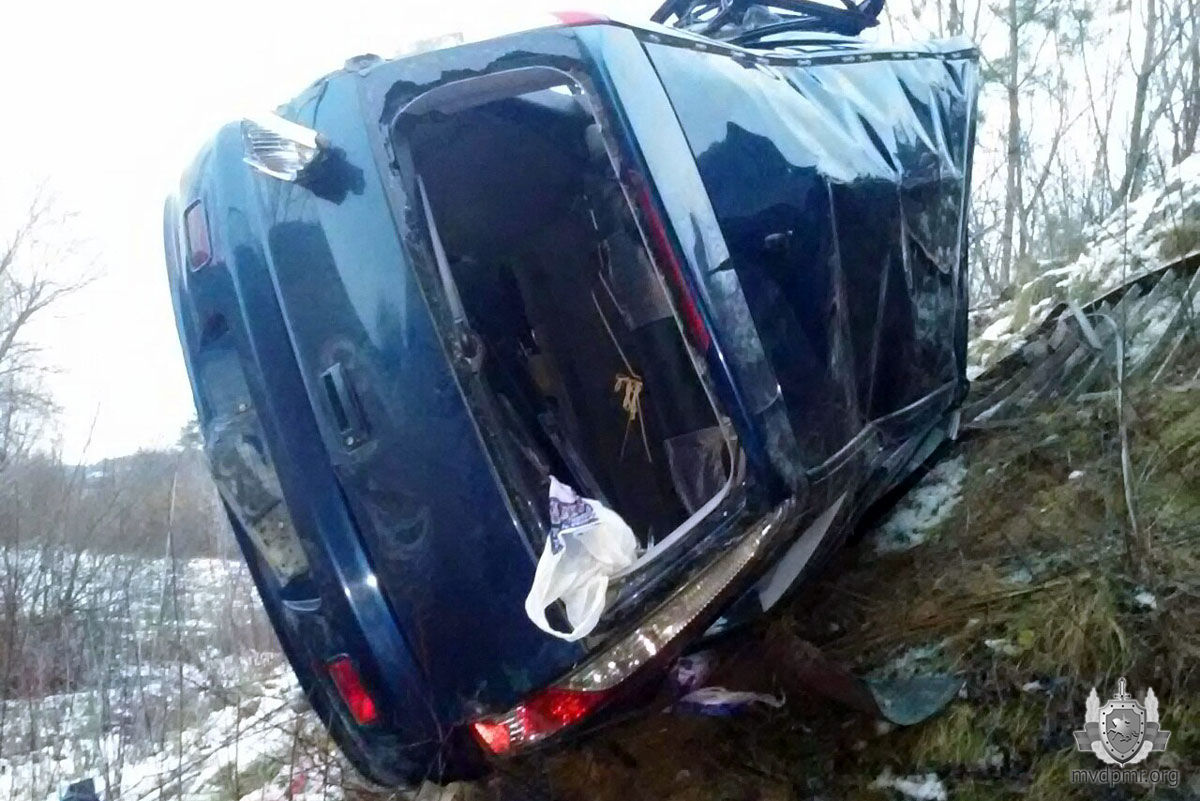 Автомобиль, протаранив отбойник и металлическое ограждение, упал на склон с высоты около 3 м.