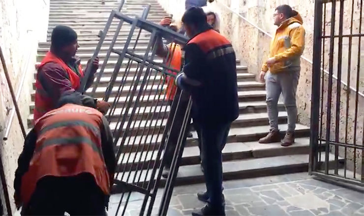Un pasaj subteran din Capitală, fără porţi. Explicaţia Silviei Radu. Foto: Captură video