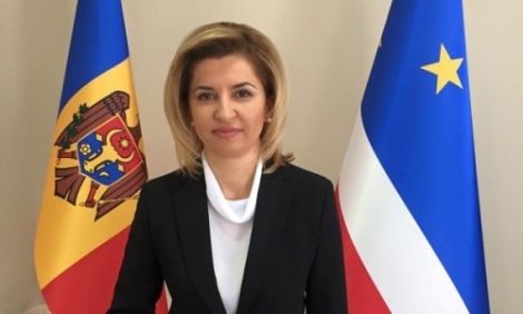 Bașcanul Găgăuziei Irina Vlah a venit astăzi la ședința de Guvern cu un cadou pentru Ministerului Educației. Foto: hotnews.md