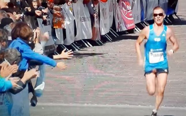 Un maratonist slovac a trecut linia de sosire cu „bărbăţia“ la vedere. 