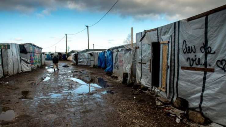 Migranții revin în portul Calais, deși tabăra a fost desființată