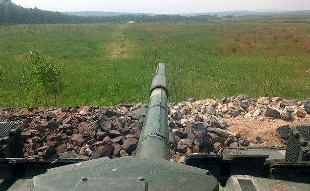 Заведенная боевая машина "ходит ходуном", причем трясутся не только внутренние механизмы, но и сама пушка.