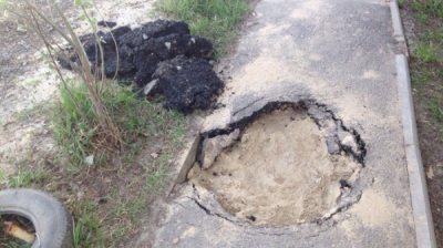 Провал возник после ремонта, которым занимался поблизости водоканал.
