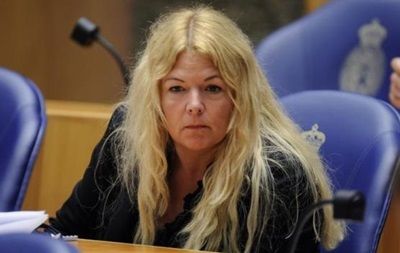 Дилле обвинила другого депутата, Арнуда Ван Доорна, в организации изнасилования.