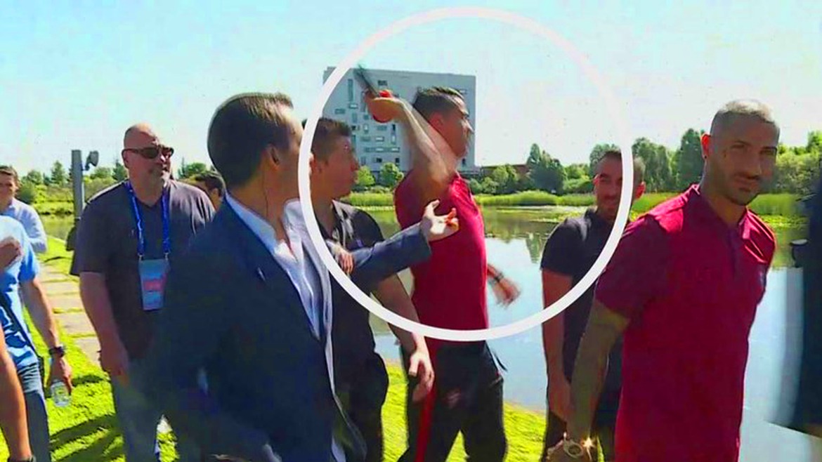 Cristiano Ronaldo a aruncat în apă microfonul unui ziarist. Foto: lebuzz.eurosport.co.uk