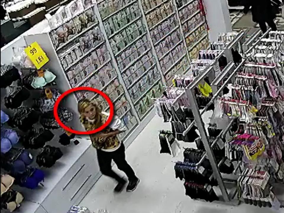Poliția o caută: Femeie, surprinsă de camere cum fură un telefon