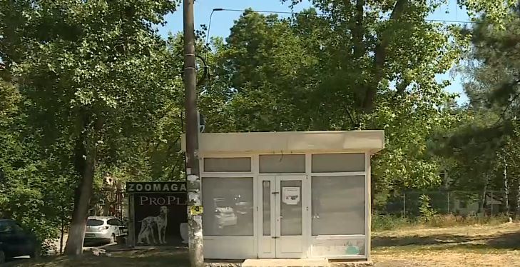 Киоск с проспекта Траяна перенесли во двор дома на соседней улице.